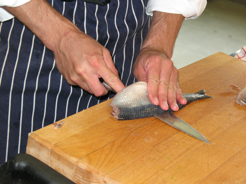 Cutting dutch herring